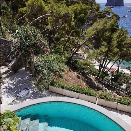 Cisterna Capri, Private Front With Pool Villa Capri