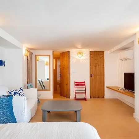 Cisterna Capri, Private Front With Pool Villa Capri